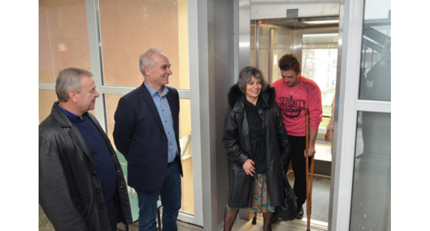 Liftom na više spratove doma zdravlja u Pećincima